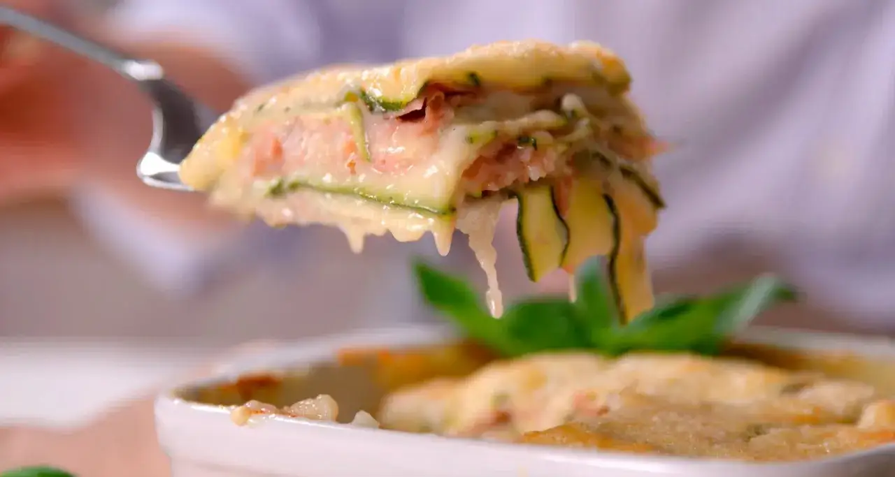Lasagna di zucchine e salmone, un piatto leggero ideale per una dieta depurativa colon irritabile.