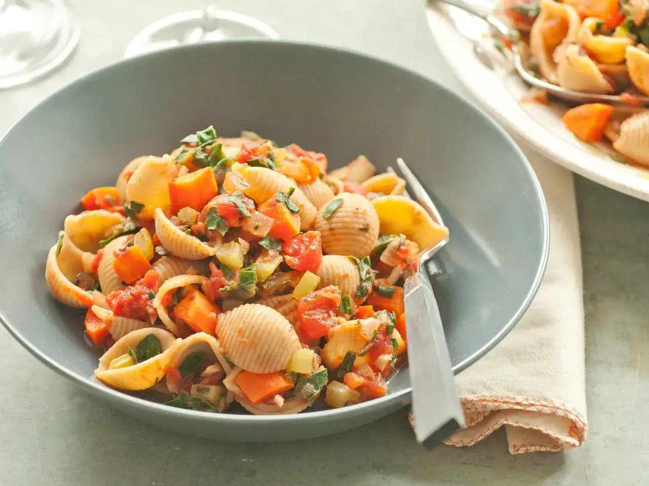 Conchiglie con verdure miste, un piatto gustoso che pu&ograve; essere parte di trucchi per abbassare la glicemia.