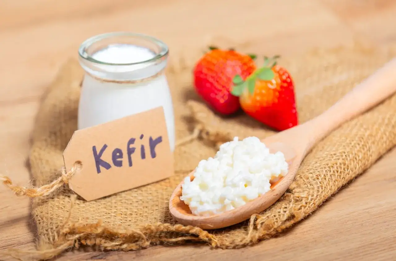 Kefir, fragole e un cucchiaio di grani di kefir. Un aiuto naturale per il reflusso.