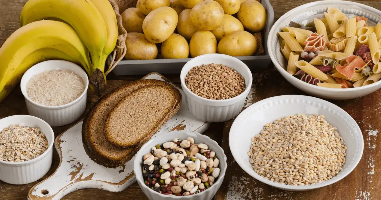 Banane, patate, riso, pane, pasta, avena, grano e legumi: ecco cosa sono i carboidrati, fonte di energia per il corpo.