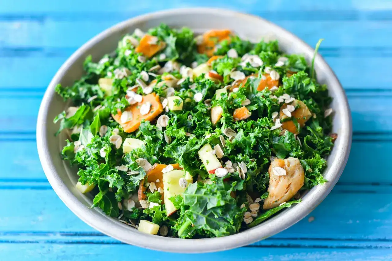 Insalata detox con cavolo riccio, carote e mela, ideale per una dieta disintossicante per orticaria.