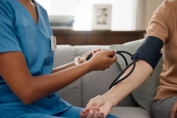 Infermiere controlla la pressione per assicurarsi che la pastiglia non abbassi troppo la pressione.
