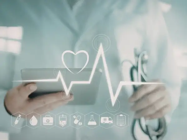 Medico con tablet e stetoscopio, elettrocardiogramma stilizzato con cuore, icone mediche e un battito cardiaco di 55 battiti al minuto a riposo.