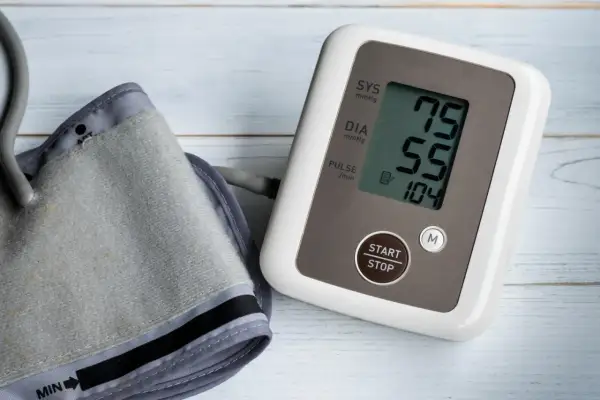Misuratore di pressione con valori 75/55. Se la pressione è 90 60 cosa fare? Consultare un medico.