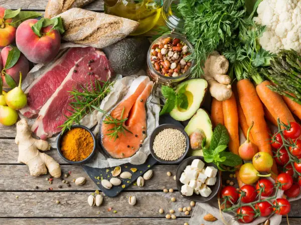 Ingredienti per il digiuno intermittente: carne, pesce, verdure, frutta, legumi, quinoa, avocado, spezie.