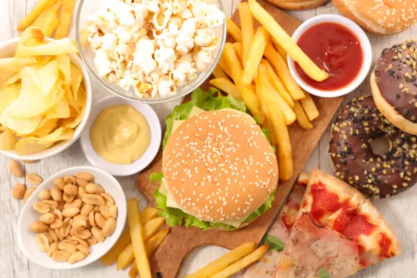Hamburger, patatine, popcorn, ciambelle e pizza: ecco i 10 alimenti più dannosi per il fegato.